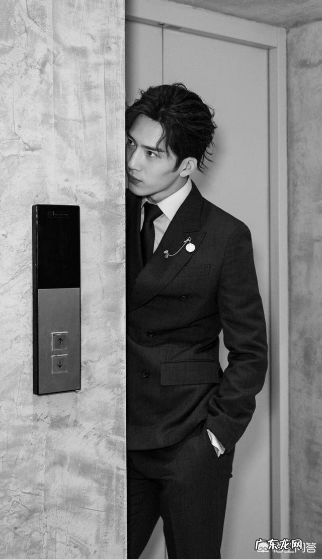 穿西服 领带和胸针能同时戴吗？