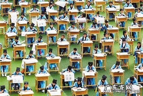 小学让孩子们千篇一律写规范字对吗?