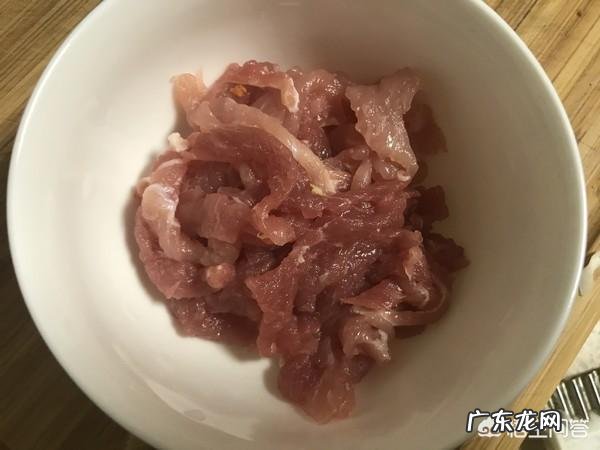 锅包肉要切多厚的肉片?