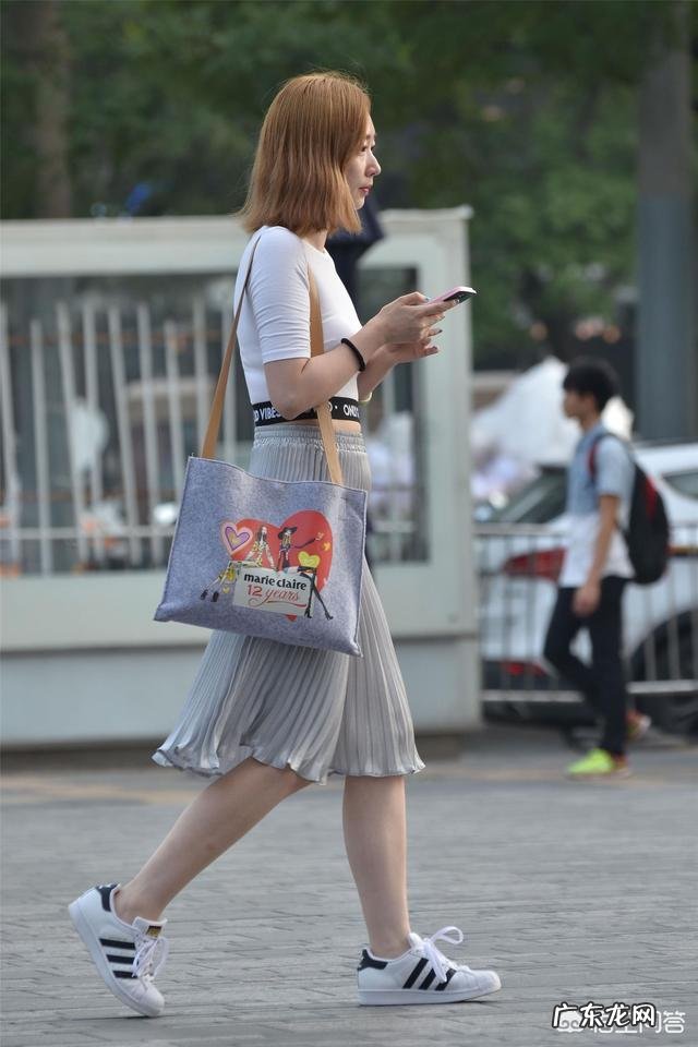 小白鞋怎么搭配时髦？