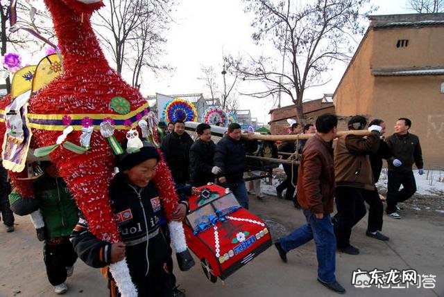 在农村办丧事，为什么送完葬还要回来摆宴吃饭，大家还好像很高兴一样，这是为什么？