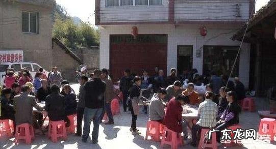 在农村办丧事,为什么送完葬还要回来摆宴吃饭,大家还好像很高兴一样,这是为什么?