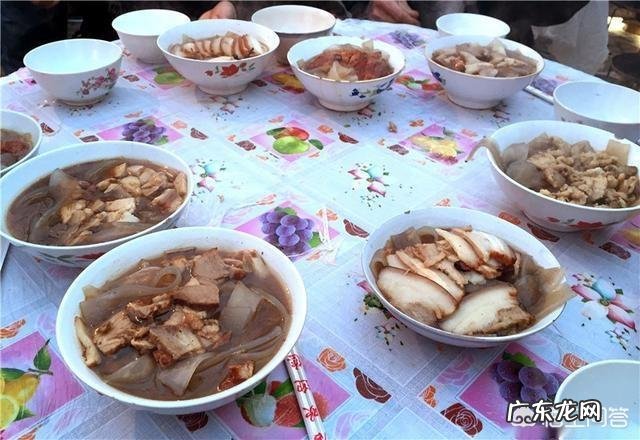 在农村办丧事,为什么送完葬还要回来摆宴吃饭,大家还好像很高兴一样,这是为什么?