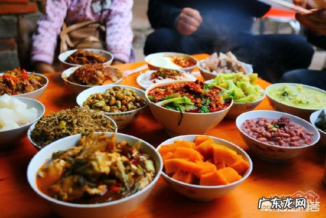 在农村办丧事，为什么送完葬还要回来摆宴吃饭，大家还好像很高兴一样，这是为什么？