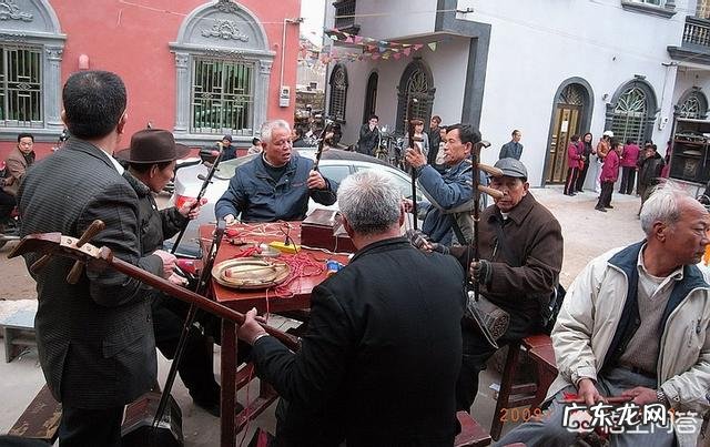 在农村办丧事，为什么送完葬还要回来摆宴吃饭，大家还好像很高兴一样，这是为什么？