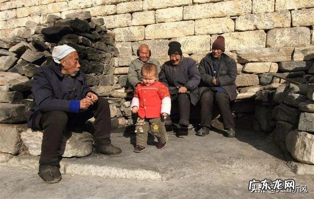 在农村办丧事,为什么送完葬还要回来摆宴吃饭,大家还好像很高兴一样,这是为什么?