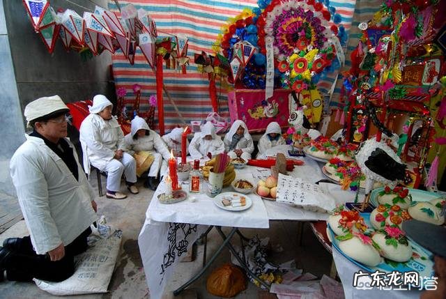 在农村办丧事，为什么送完葬还要回来摆宴吃饭，大家还好像很高兴一样，这是为什么？