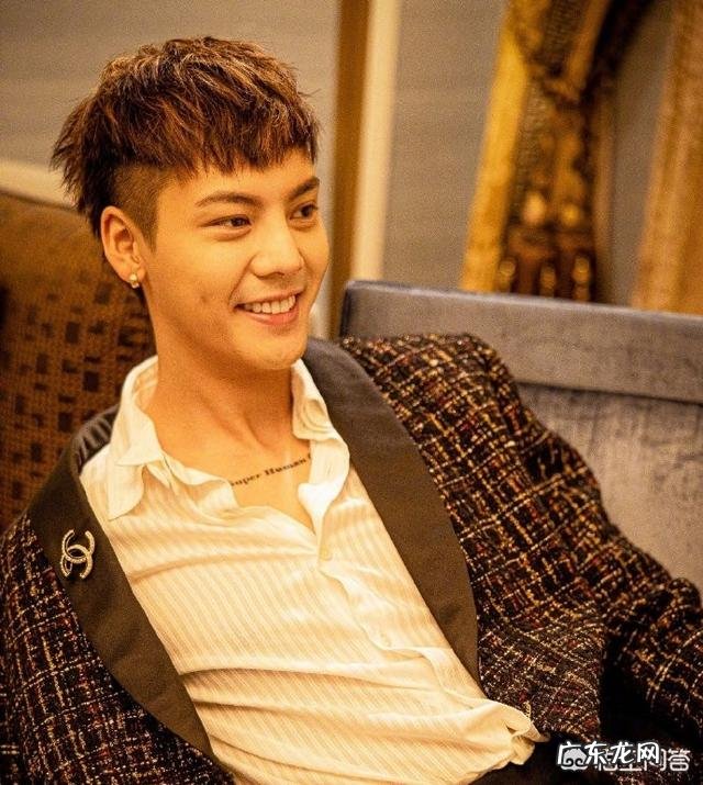 脸型瘦、长发量较多的男生适合留短发还是长发?有什么好的建议和推荐吗?