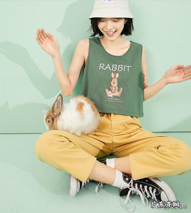 炎热的夏天来了，穿吊带背心的越来越多，要怎么搭配才好看呢？