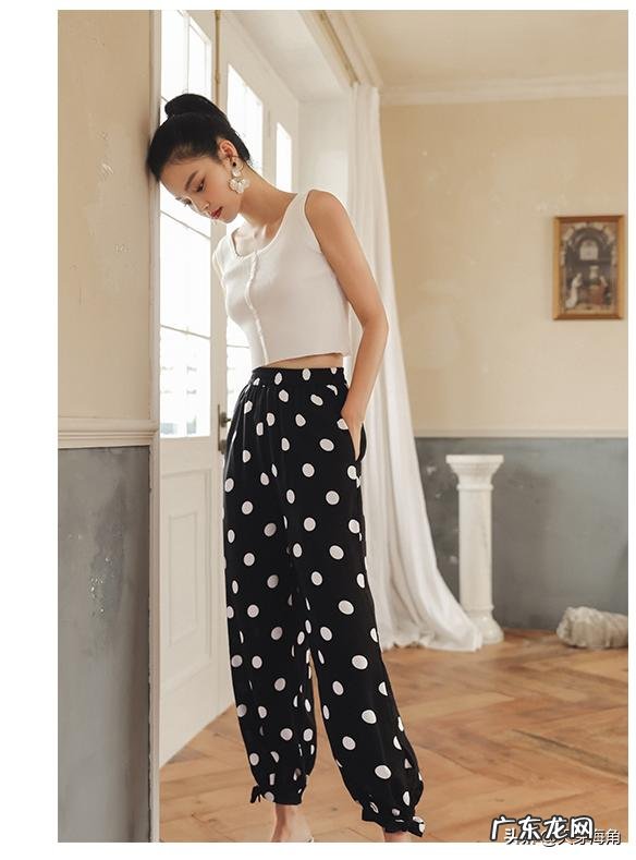 炎热的夏天来了，穿吊带背心的越来越多，要怎么搭配才好看呢？