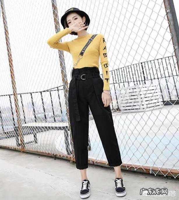 秋装的纸袋裤怎样搭配更显时尚气质?
