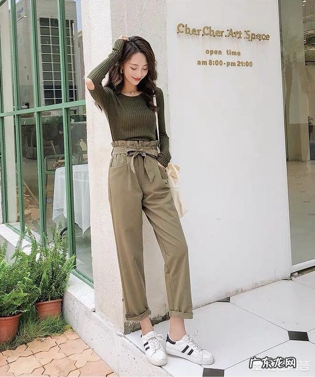 秋装的纸袋裤怎样搭配更显时尚气质?