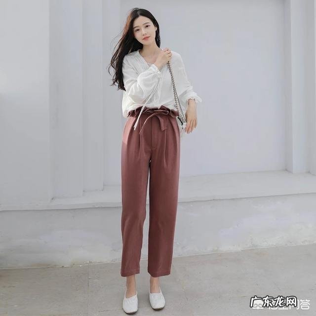 秋装的纸袋裤怎样搭配更显时尚气质?