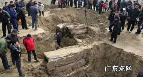 村民建新房,意外挖到古墓,结果看到一物,有人劝说大家千万别动 修房子挖到古墓好不好