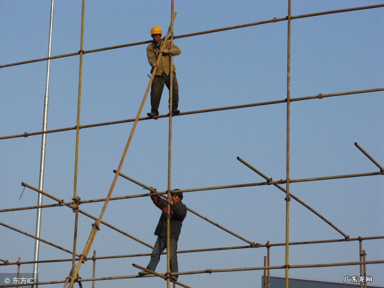 自家盖房子,工人受伤,这种情况下房主不用赔? 给自己家盖房子工人受伤了