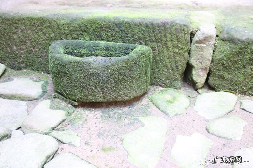 湖北远安：农民住房现歪门，门前还挂照妖镜，是为风水么？ 下坡路的房子风水