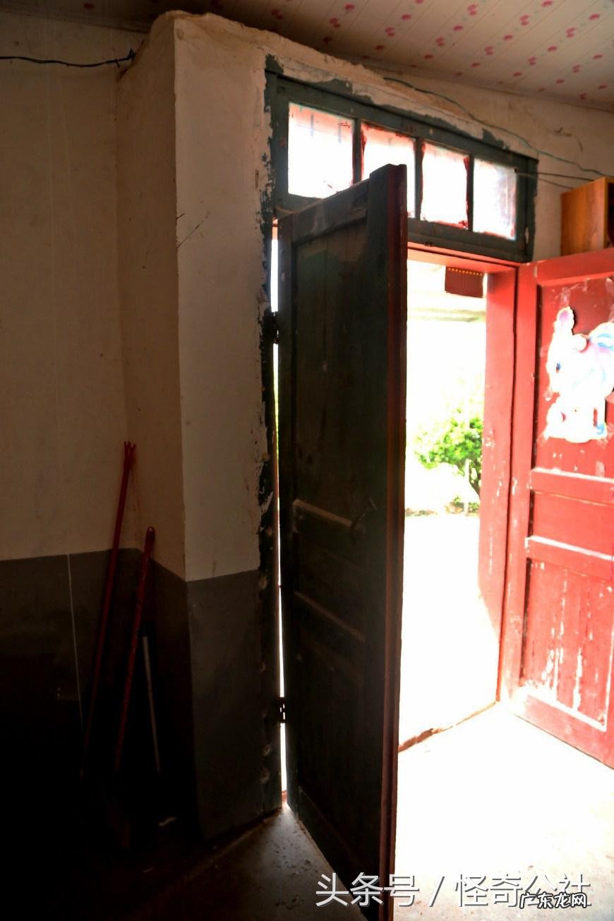 湖北远安：农民住房现歪门，门前还挂照妖镜，是为风水么？ 下坡路的房子风水
