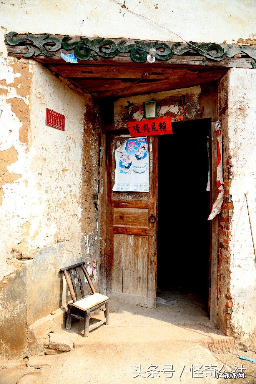 湖北远安：农民住房现歪门，门前还挂照妖镜，是为风水么？ 下坡路的房子风水