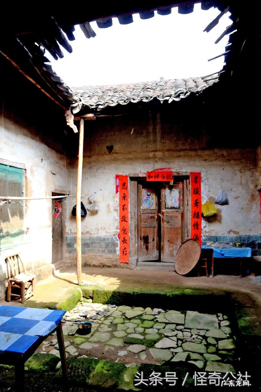 湖北远安：农民住房现歪门，门前还挂照妖镜，是为风水么？ 下坡路的房子风水