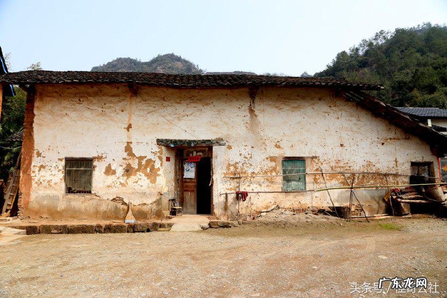 湖北远安：农民住房现歪门，门前还挂照妖镜，是为风水么？ 下坡路的房子风水