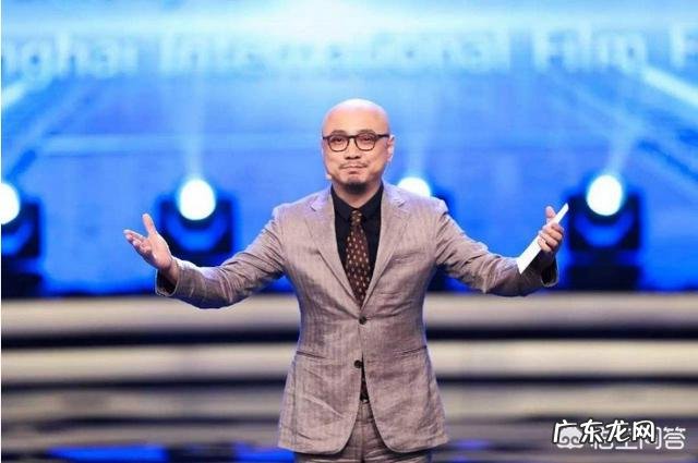 为什么说秃顶光头反而让徐峥看起来更可爱幽默帅气?