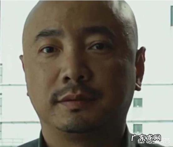 为什么说秃顶光头反而让徐峥看起来更可爱幽默帅气?