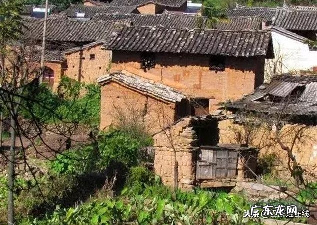 “门前坟,屋后水,家败人亡子不归”有何含义?屋后有水不好吗? 房子后面有条河,风水上什么讲?