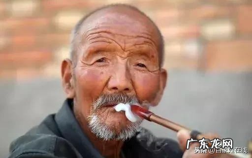 “门前坟,屋后水,家败人亡子不归”有何含义?屋后有水不好吗? 房子后面有条河,风水上什么讲?