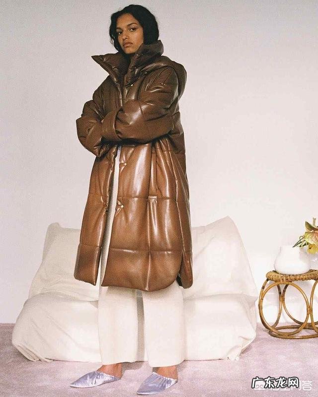 冬季羽绒服，有哪些非常时尚的平底鞋可以搭配？