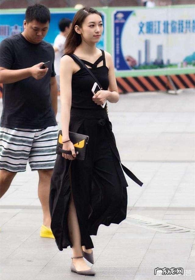 黑色长裙搭配灰色丝袜可以吗?