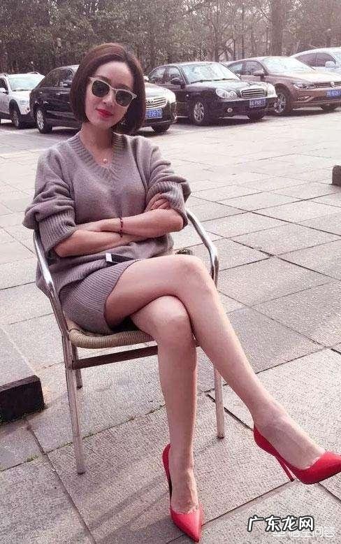 黑色长裙搭配灰色丝袜可以吗?