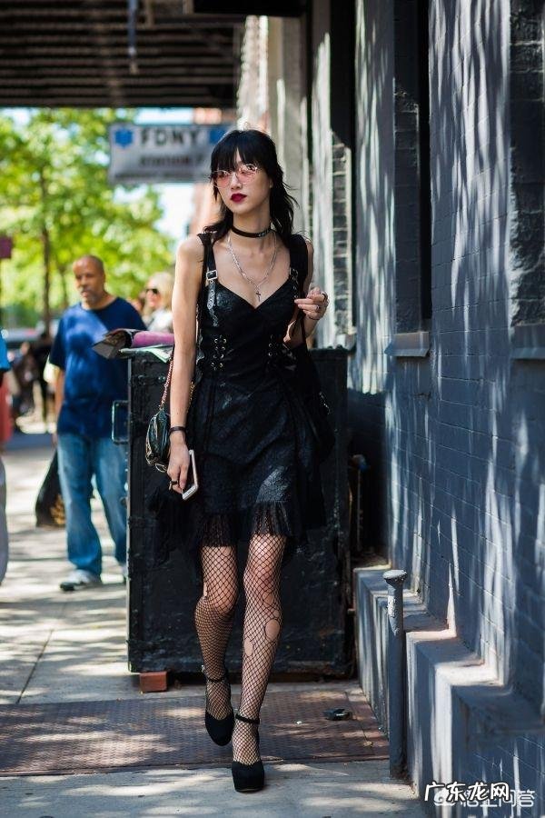 黑色长裙搭配灰色丝袜可以吗?