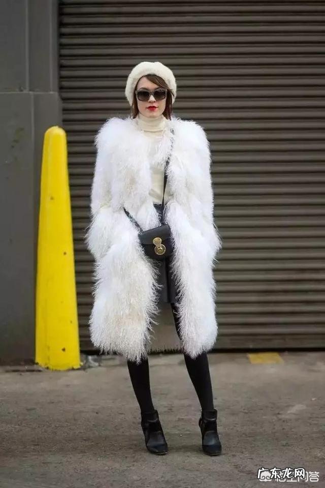 白色大衣内搭什么款式或颜色比较合适?