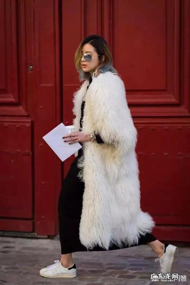 白色大衣内搭什么款式或颜色比较合适?