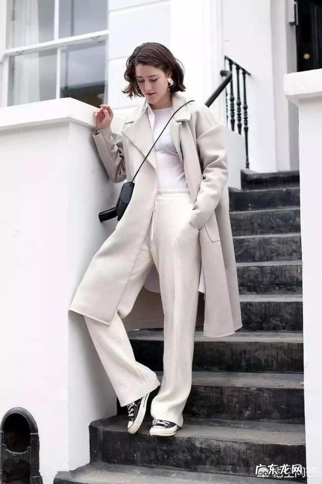 白色大衣内搭什么款式或颜色比较合适?