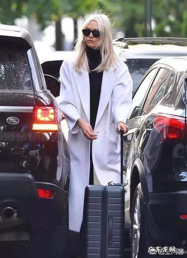 白色大衣内搭什么款式或颜色比较合适?