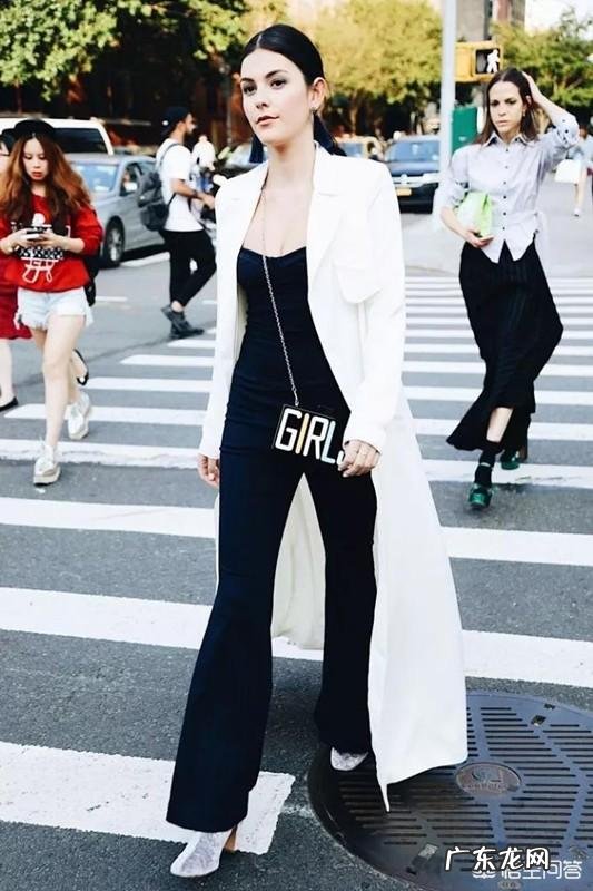 白色大衣内搭什么款式或颜色比较合适?