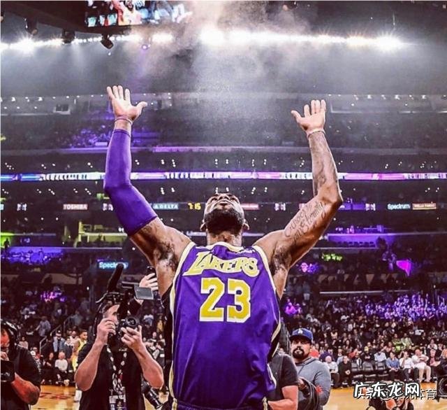 詹姆斯成为NBA历史上首位得到33000分9000篮板9000助攻的球员,你怎么评价?