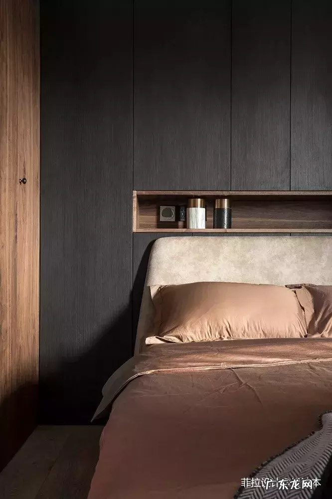 家里的墙上开了个洞,没想到效果这么好,朋友都想照着做 大门正对的墙上有个洞