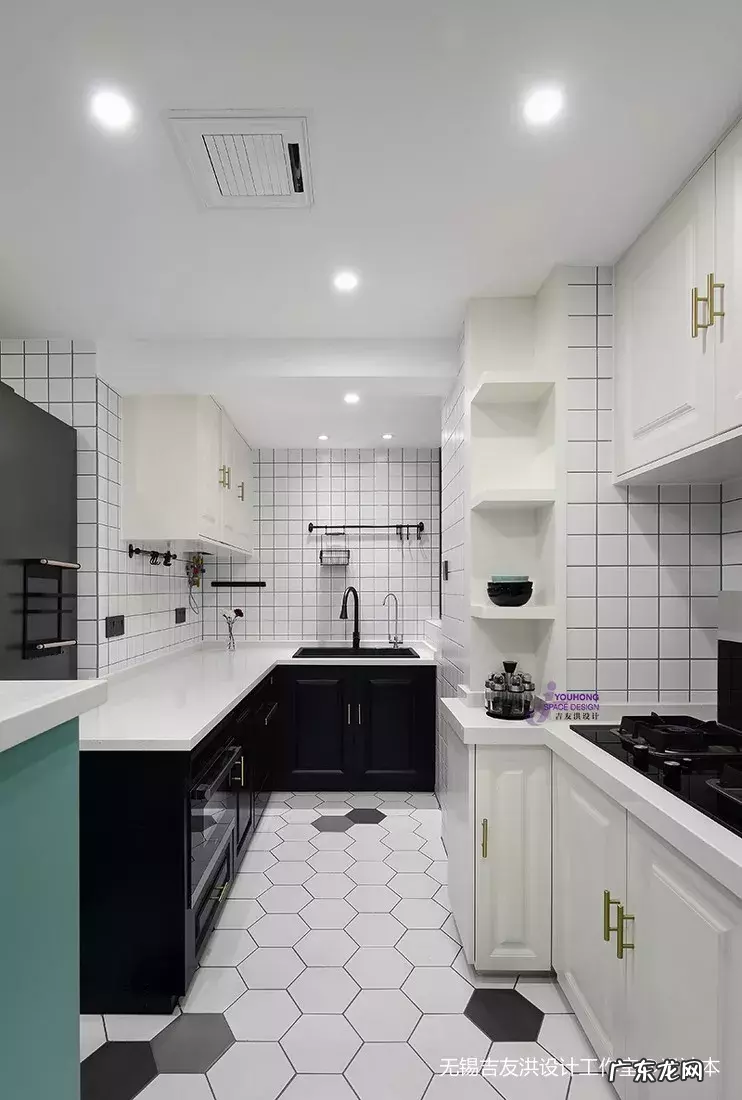 家里的墙上开了个洞,没想到效果这么好,朋友都想照着做 大门正对的墙上有个洞