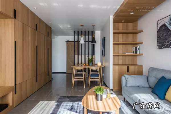 家里的墙上开了个洞,没想到效果这么好,朋友都想照着做 大门正对的墙上有个洞