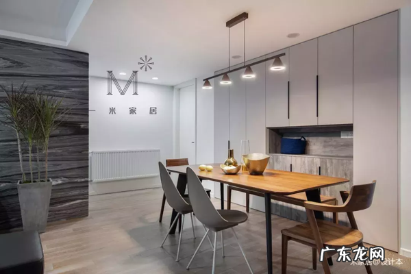 家里的墙上开了个洞,没想到效果这么好,朋友都想照着做 大门正对的墙上有个洞