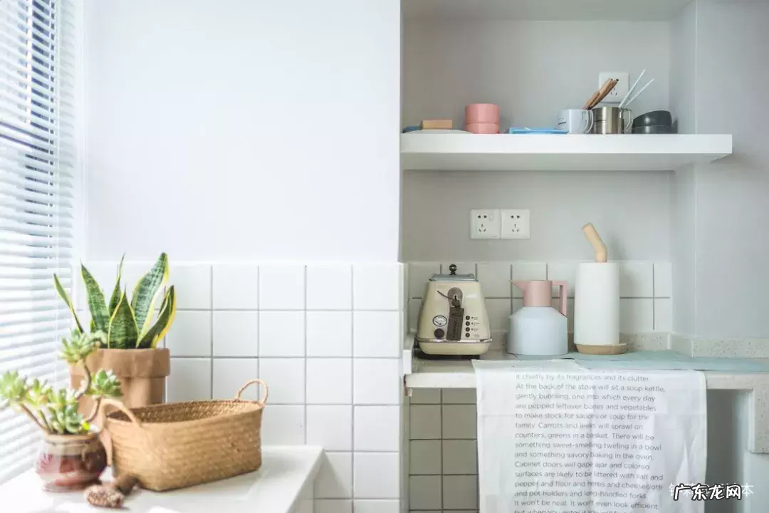 家里的墙上开了个洞,没想到效果这么好,朋友都想照着做 大门正对的墙上有个洞