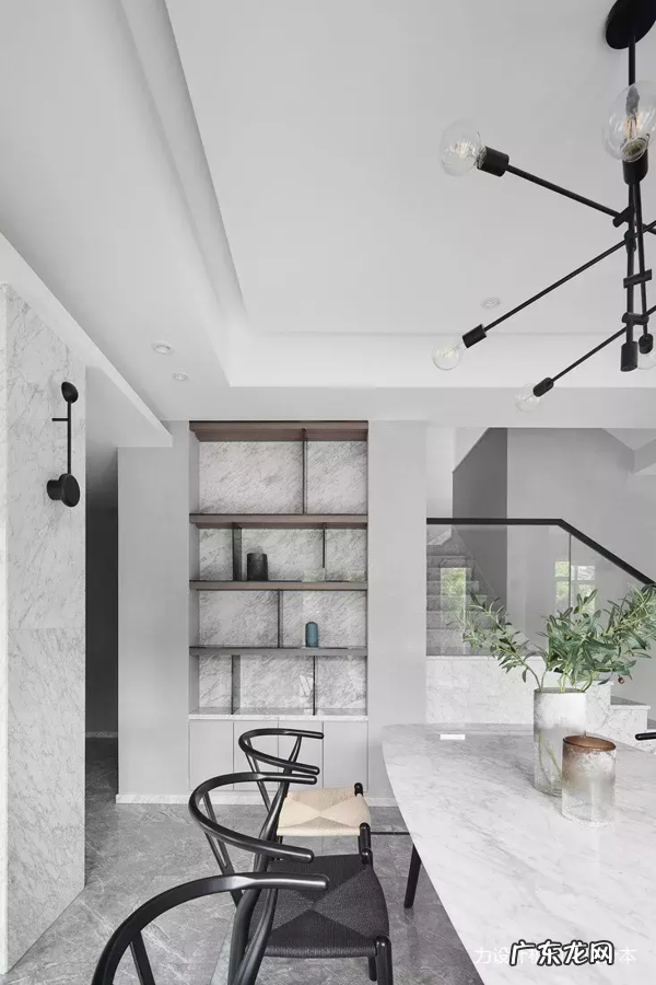 家里的墙上开了个洞,没想到效果这么好,朋友都想照着做 大门正对的墙上有个洞