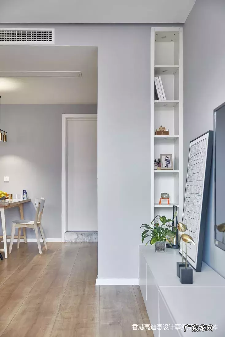 家里的墙上开了个洞,没想到效果这么好,朋友都想照着做 大门正对的墙上有个洞