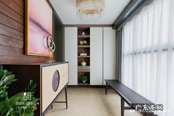 家里的墙上开了个洞,没想到效果这么好,朋友都想照着做 大门正对的墙上有个洞