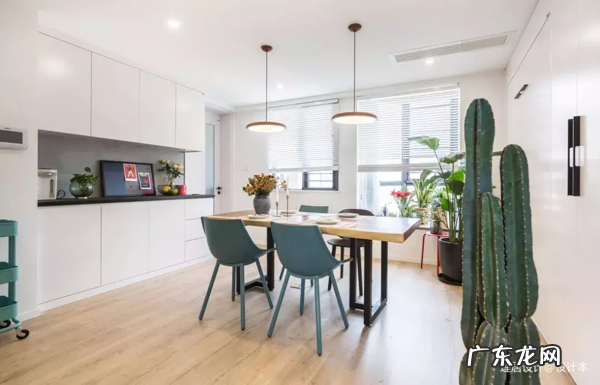 家里的墙上开了个洞,没想到效果这么好,朋友都想照着做 大门正对的墙上有个洞