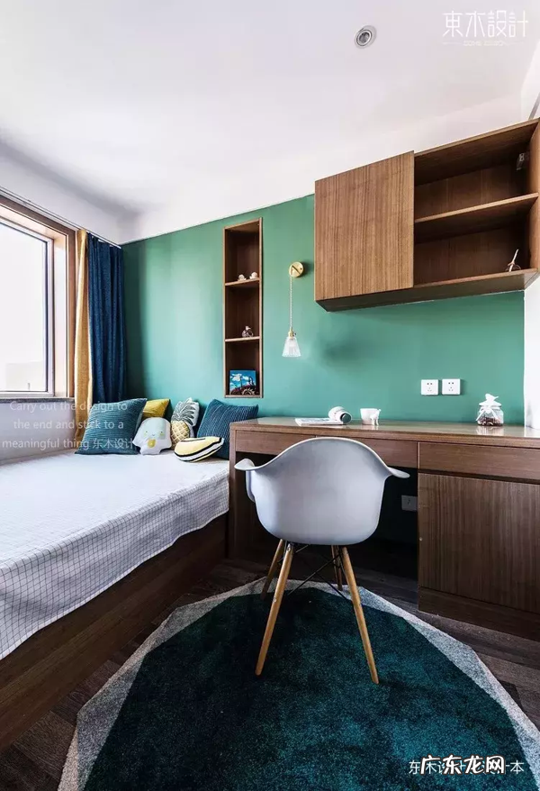 家里的墙上开了个洞,没想到效果这么好,朋友都想照着做 大门正对的墙上有个洞