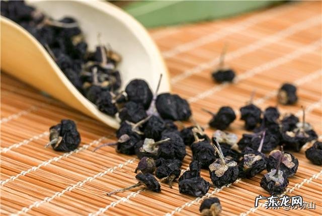 黑枸杞的功效和红枸杞一样吗?
