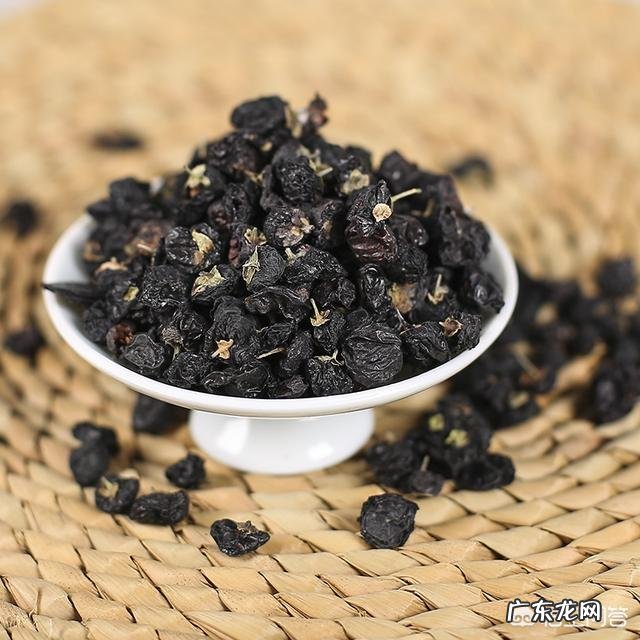 黑枸杞的功效和红枸杞一样吗?